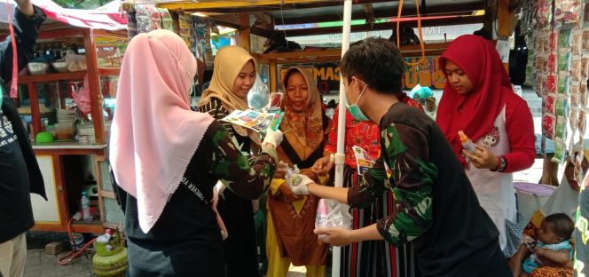 
Ikut Cegah Covid-19, Syafiuddin Asmoro Bagi-bagi Masker dan Sanitizer