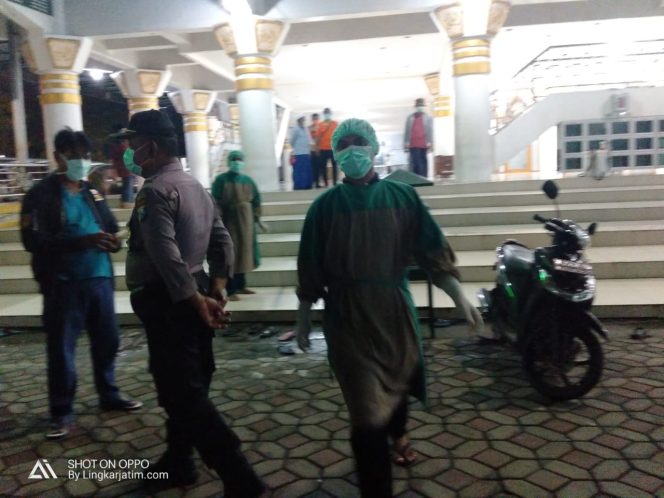 
Breaking news : Warga Sampang Mendadak Meninggal Didalam Masjid, Petugas Medis Sterilkan Area Sekitar
