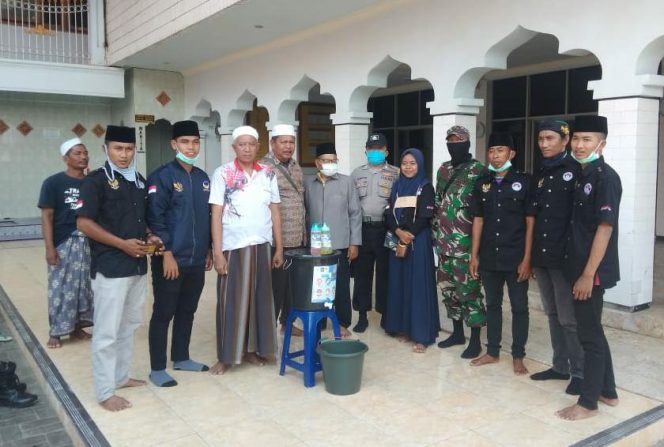 
Gandeng Pemuda Tanjung, Anggota DPRD Sampang Bagikan Alat Kebersihan Ditempat Ibadah