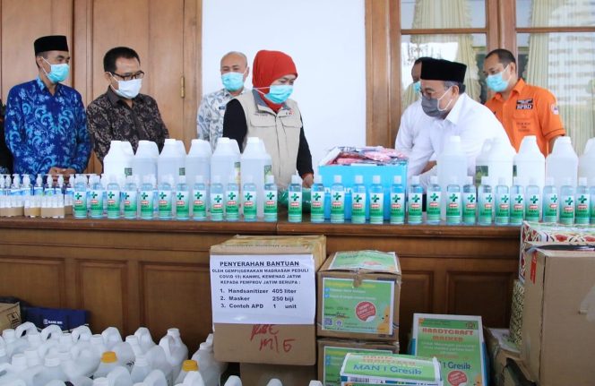 
Keren, Madrasah di Jatim Produksi Lalu Sumbangkan Hand Sanitizers dan APD
