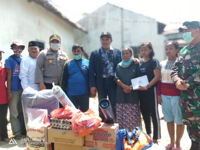 
Pemkab Sampang Salurkan Bantuan Korban Puting Beliung