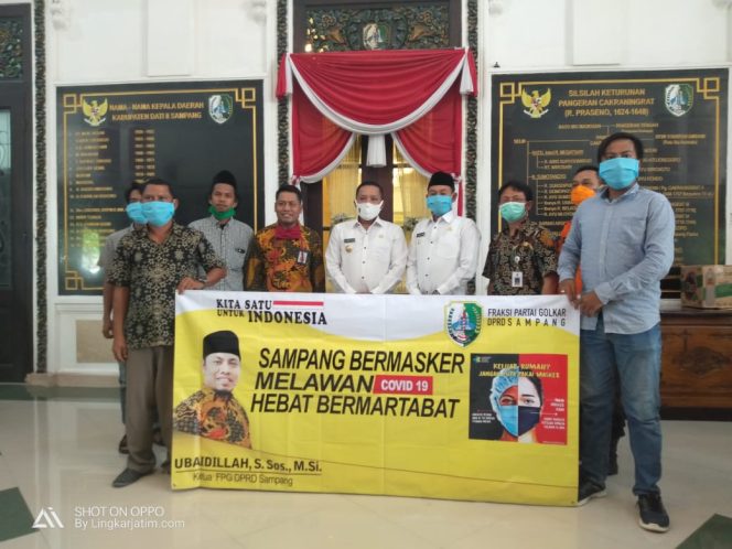 
Dukung Pencegahan Covid-19, Ubaidillah Anggota DPRD Sampang Serahkan Ribuan Masker Dan Hand Sanitizer