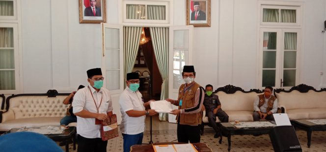 
Tenaga Medis Bangkalan Dapat Bantuan APD dari PT Gadai Terang Abadi Mulya Jatim