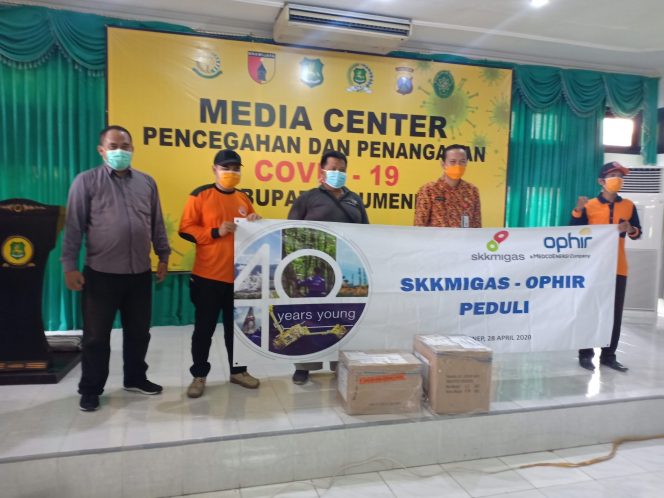 
Bantu Cegah Pandemi Corona, Ophir Indonesia Serahkan APD ke Satgas Covid-19 Sumenep