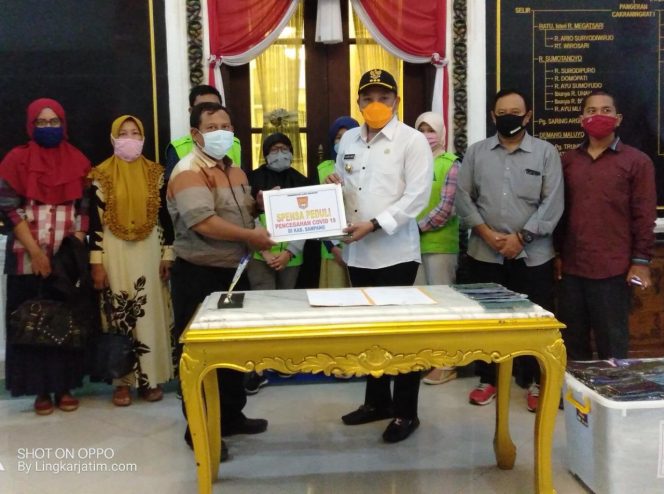 
Gugus Tugas Covid-19 Sampang Mendapat Bantuan 2.000 Masker Untuk Enam Kelurahan