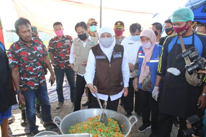 
Gubernur Jatim Kunjungi Dapur Umum, dan Libatkan UMKM dan PKL