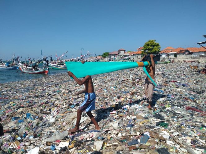 
Diklaim Penahan Ombak, Pemkab Sampang Biarkan Sampah Pantai Mandangin Menumpuk