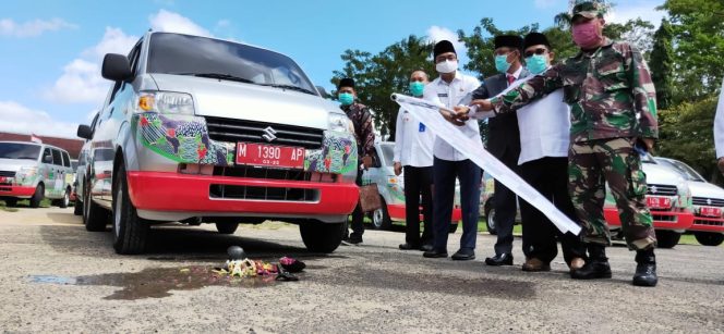 
Wujud Kepedulian Kepada Masyarakat, Pemkab Pamekasan Mulai Distribusikan Mobil Sehat ke Desa