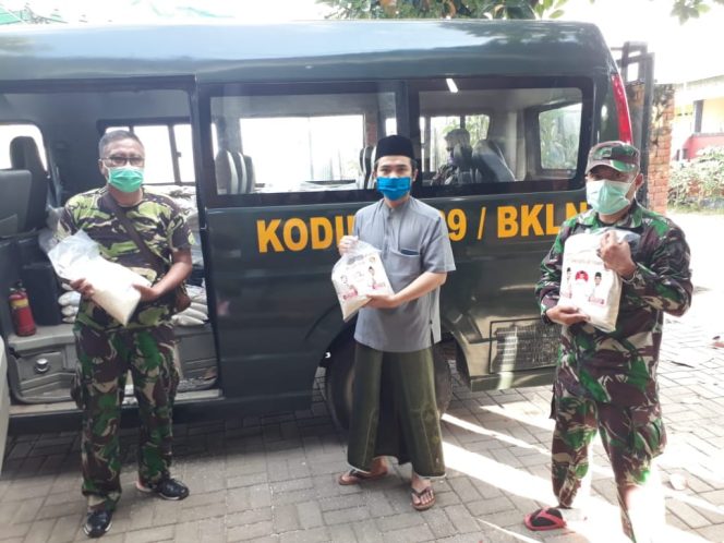 
Peduli Masyarakat Terdampak Covid-19, Ra Imron Sumbangkan 1 Ton Beras Lewat Kodim Bangkalan