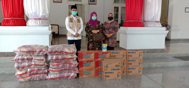 
Pemkab Bangkalan Terima 300 Paket Sembako dari Perempuan Tani HKTI