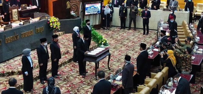 
Rapat Paripurna, Mathur Sentil Gubernur Jatim Khofifah Indar Parawansa