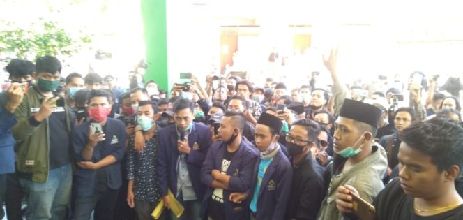 
Keputusan Rektor IAIN Madura Dinilai Memberatkan, Ratusan Mahasiswa Protes dengan Gelar Demonstrasi