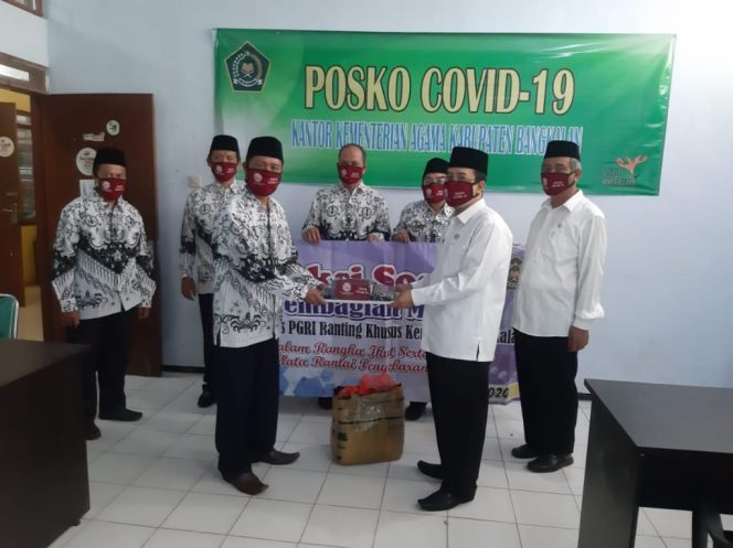 
Pengurus PGRI Ranting Kemenag Bangkalan Berikan 1.000 Masker Bagi Guru di Lingkungan Kemenag
