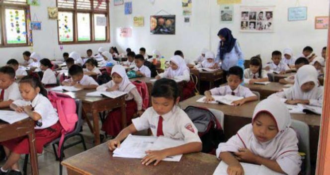 
Pembelajaran Tatap Muka Tunggu Zona Hijau, Siswa di Bangkalan Harus Ada Surat Pernyataan Orangtua