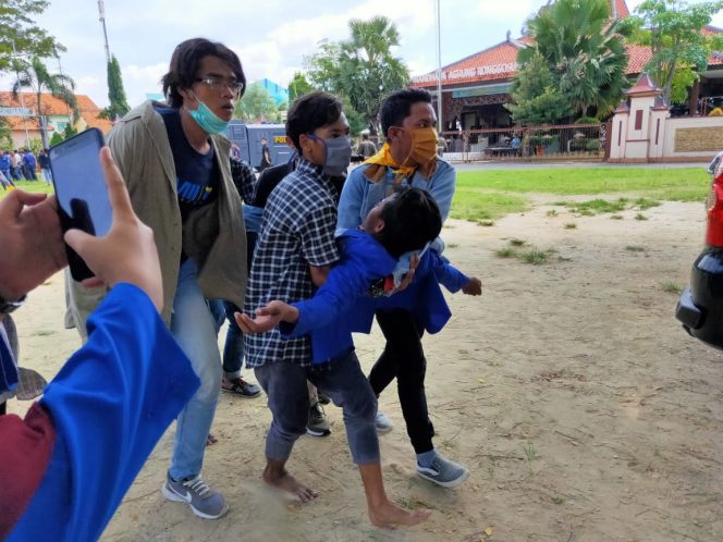 
Tidak Ditemui Bupati, Demo Berujung Ricuh, 3 Mahasiswa Luka Parah dan Pingsan