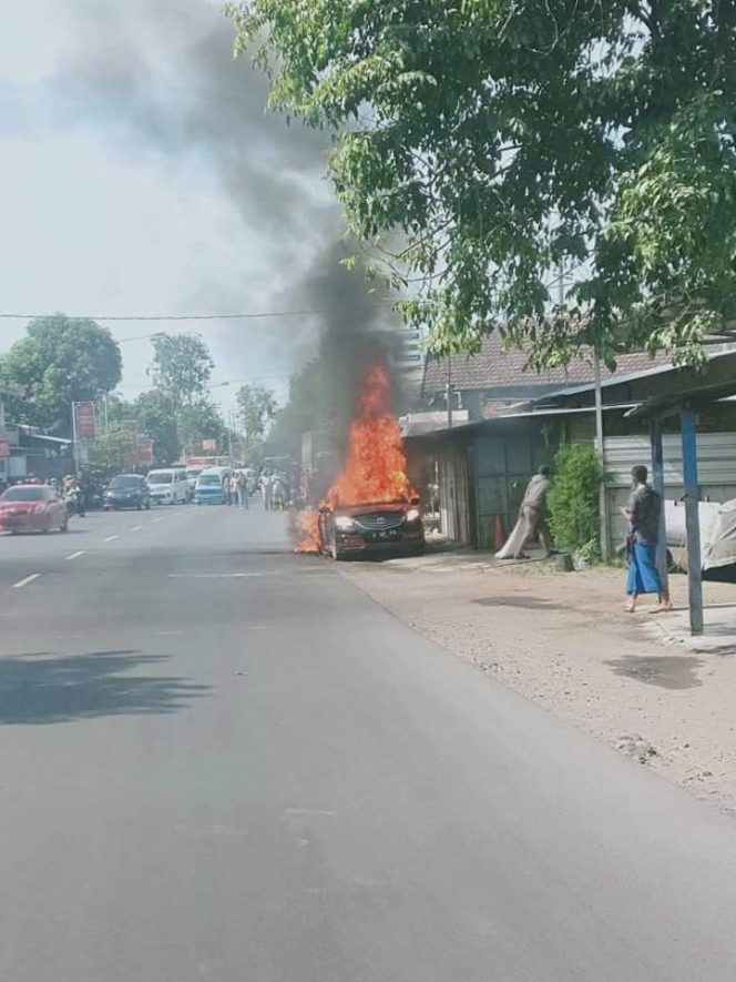 
Korsleting Mobil Sedan Terbakar di Jalan Raya Krian