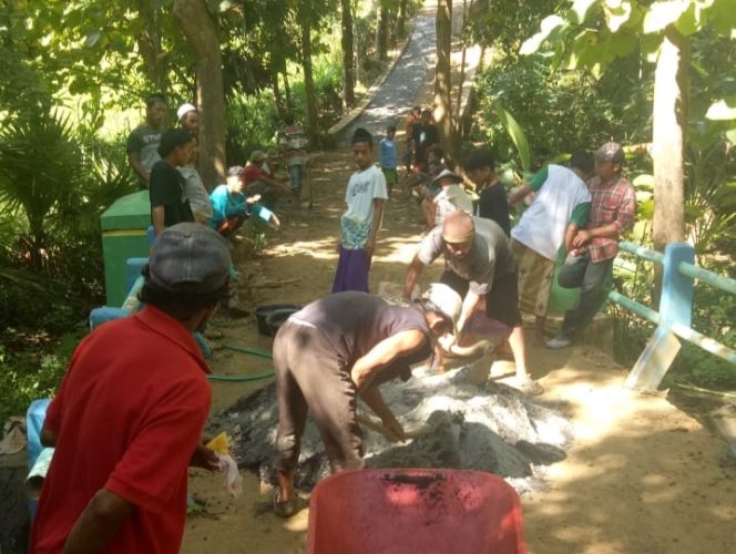 
Swadaya, Warga Dusun Sekgersek Mandung Lakukan Perbaikan Jalan Rusak