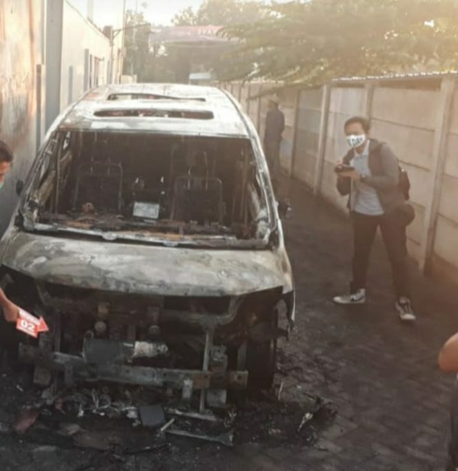 
Mobil Alphard Via Vallen Dibakar Orang Tak Dikenal