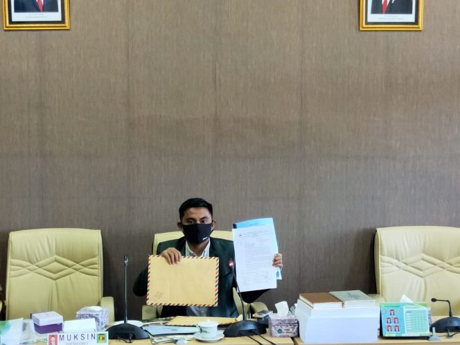 
Oknum Pemalsuan Tanda Tangan Ketua Komisi DPRD Pamekasan Dilaporkan ke BK