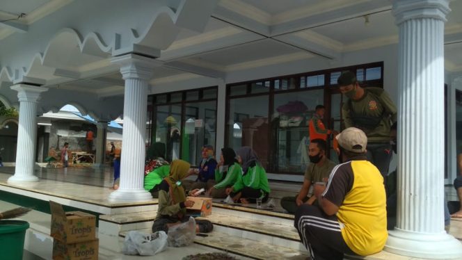 
Gelar Baksos Bersih-bersih Masjid Dan Musholla, Cara Satlinmas Sampang Cegah Sebaran Virus Corona