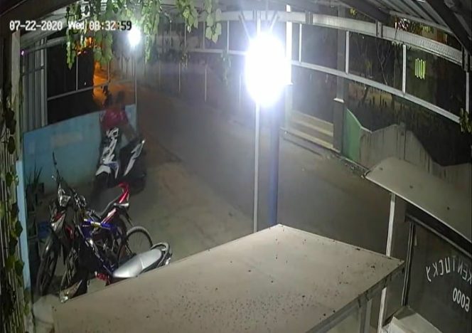 
Dua Motor Lenyap, Aksi Pelaku Terekam CCTV