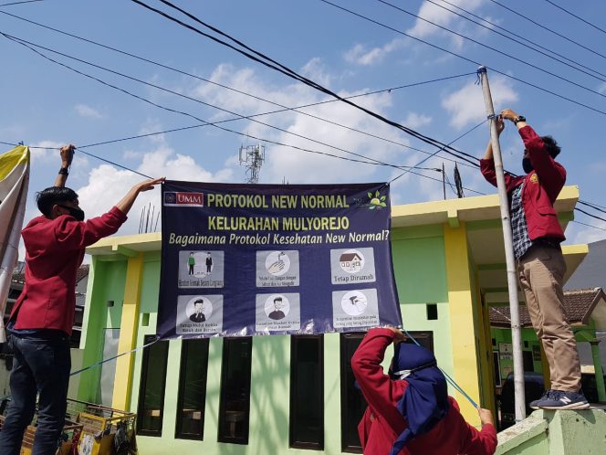 
PMM UMM Pasang Banner Sosialisasi New Normal di Kelurahan Mulyorejo Malang