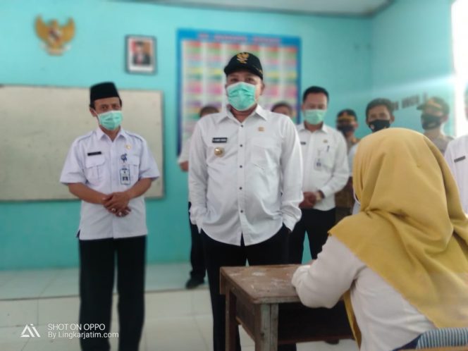 
Bupati Sampang Pantau Pelaksanaan Uji Coba Pembelajaran Tatap Muka