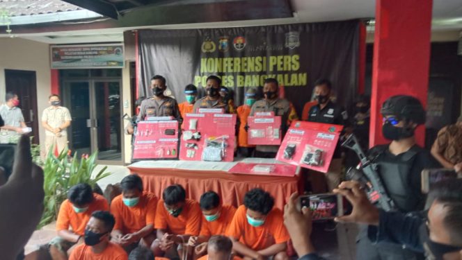 
Tangkap 15 Tersangka, Polres Bangkalan Sita Dua Ons Sabu