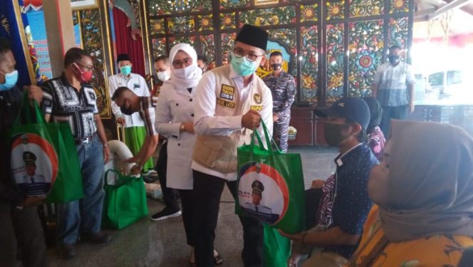 
Pemkab Bangkalan Bagikan Sembako ke Santri dan Penyandang Disabilitas