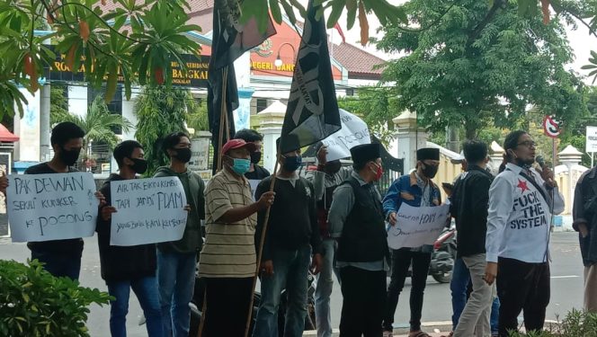 
Tuntut CSR PDAM, Warga Desa Pocong Demo DPRD Bangkalan