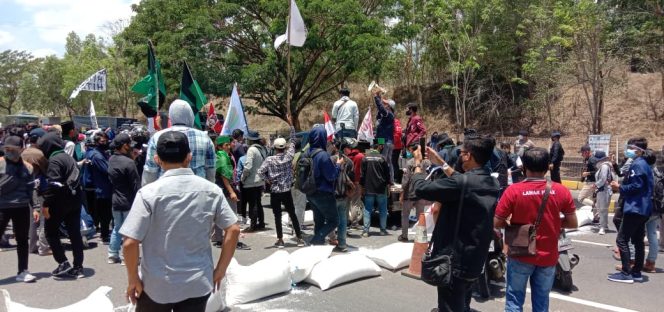 
Breaking News:  Gabungan Elemen Mahasiswa Blokade Akses Suramadu