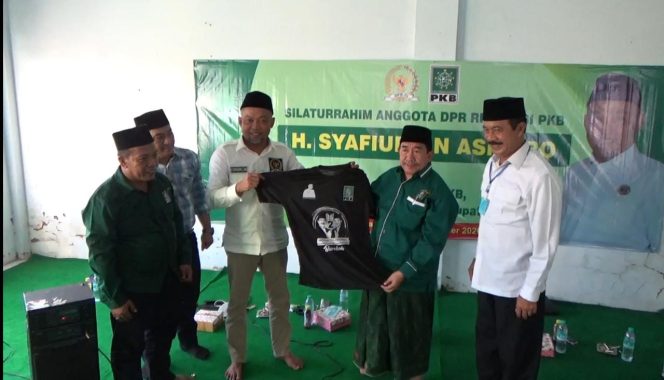 
Syafiuddin Asmoro Berikan Seribu Kaos Untuk FJ-Kiai Ali Fikri