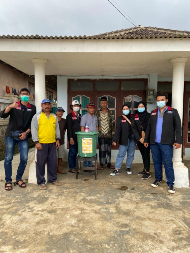 
Wujudkan Desa Tangguh PMM FH UMM Lakukan Penyemprotan Disinfektan