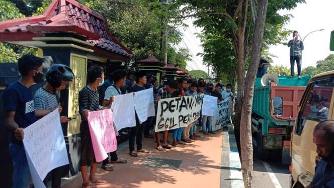 
Breaking news: Pupuk Langka, Petani Demo Dinas Pertanian Bangkalan