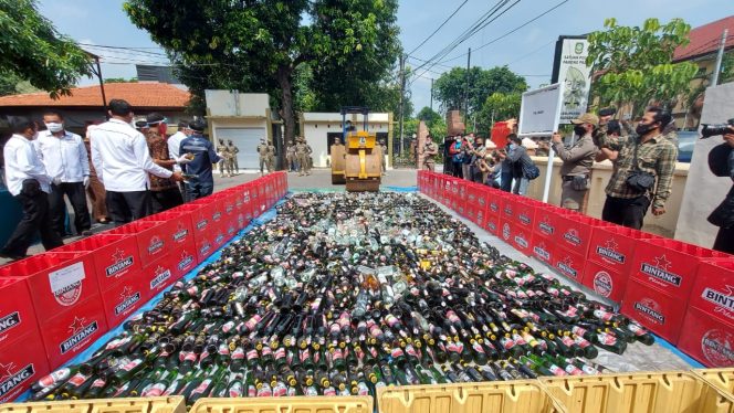 
Ribuan Botol Miras Hasil Operasi Pekat Dimusnahkan