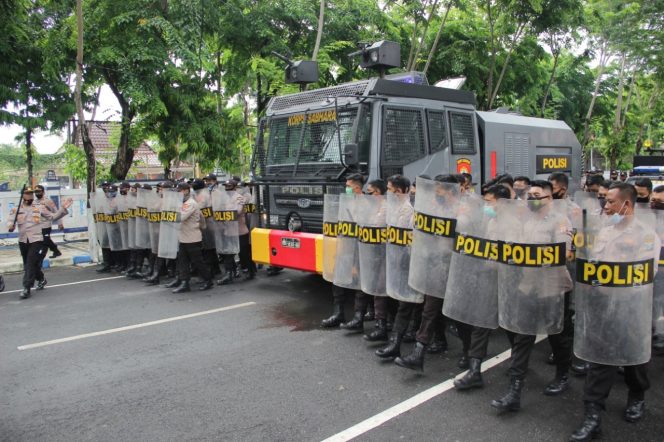 
Jelang Pilkada Sumenep, Polres Sampang Kirim Ratusan Personel