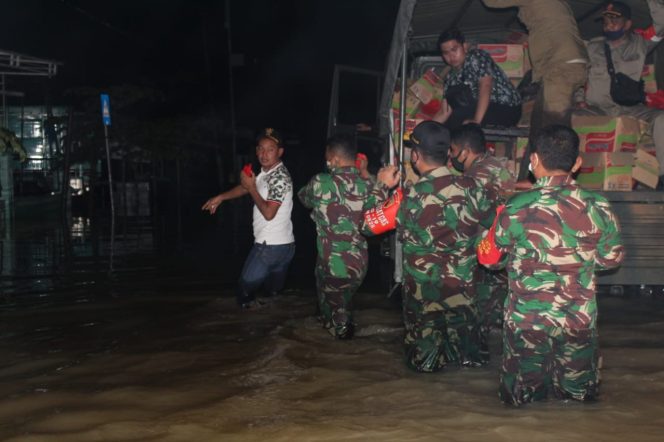 
Gunakan Kendaraan Militer, Bupati Sampang Bagikan Sembako Ditengah Luapan Banjir