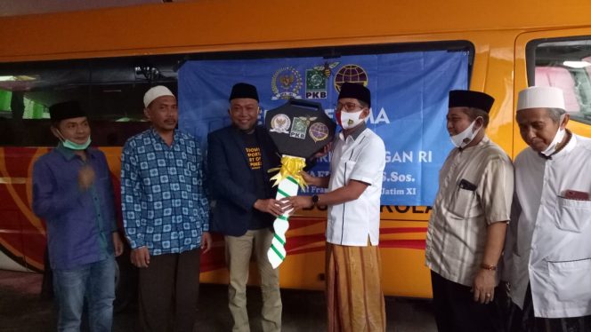 
Syafiuddin Asmoro Salurkan Bantuan Bus Untuk Perguruan Tinggi Berbasis Pesantren