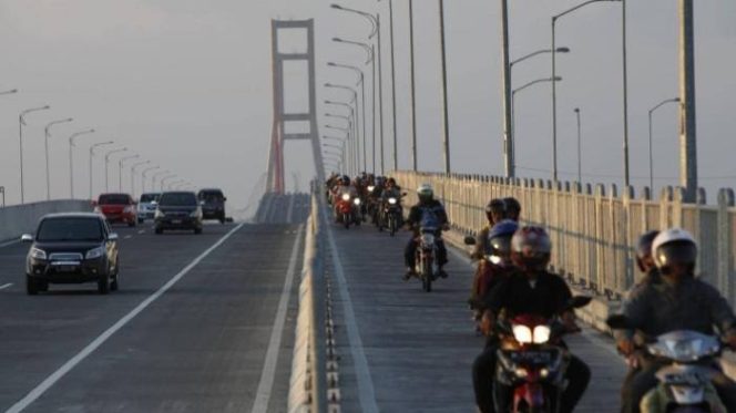 
Polisi Ingatkan Pengendara Tak Rayakan Malam Tahun Baru di Jembatan Suramadu