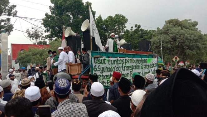 
Breaking News: Massa Simpatisan FPI Demo Polres Bangkalan