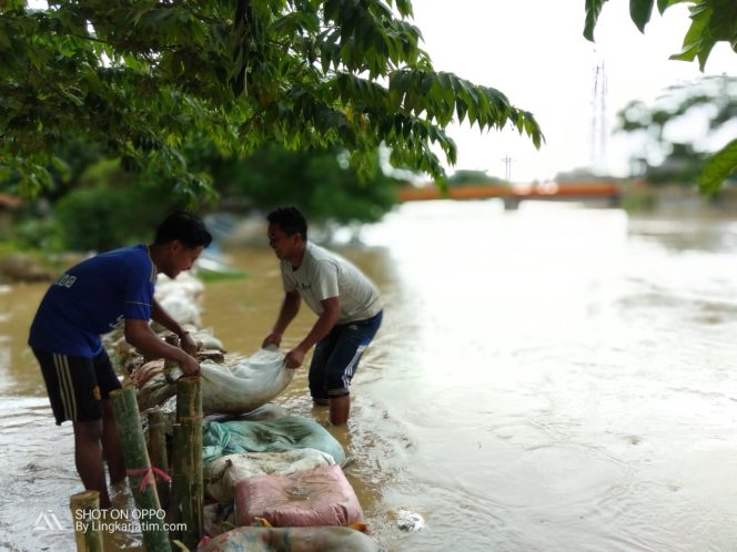 
Tutup Arus Luapan Banjir Sungai Kamoning, Warga Kajuk Sampang Gunakan Karung Pasir