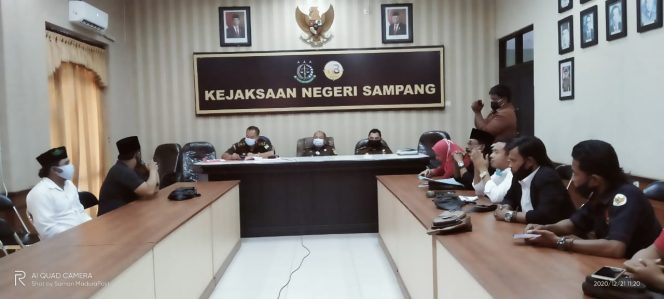 
Audiensi Dengan Kejari Sampang Soal Dugaan Korupsi Dana Desa Sokobanah Daya, JCW Siapkan Bukti Lanjutkan Kasus