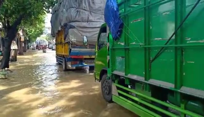 
Banjir di Blega Rendam 12 Dusun, Lalu Lintas Macet