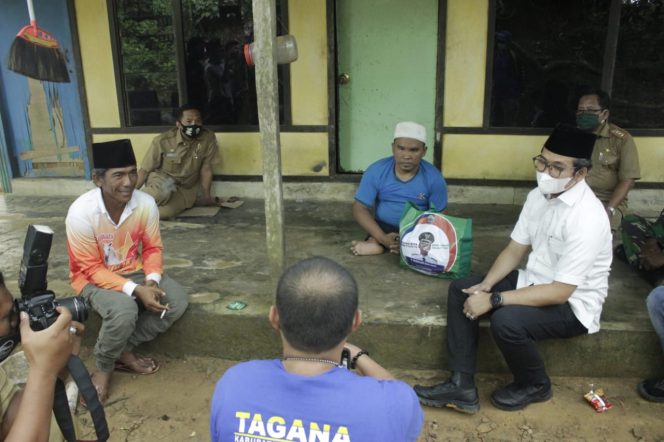 
Blusukan ke Desa Geger, Bupati Bangkalan Bantu Warga Miskin