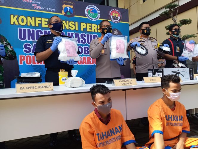 
Polresta Sidoarjo dan Bea Cukai Gagalkan Penyelundupan Sabu 6 Kilogram Dari Malaysia