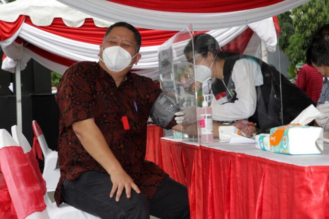 
16 Orang Telah Vaksinasi Perdana di Pemkot Surabaya