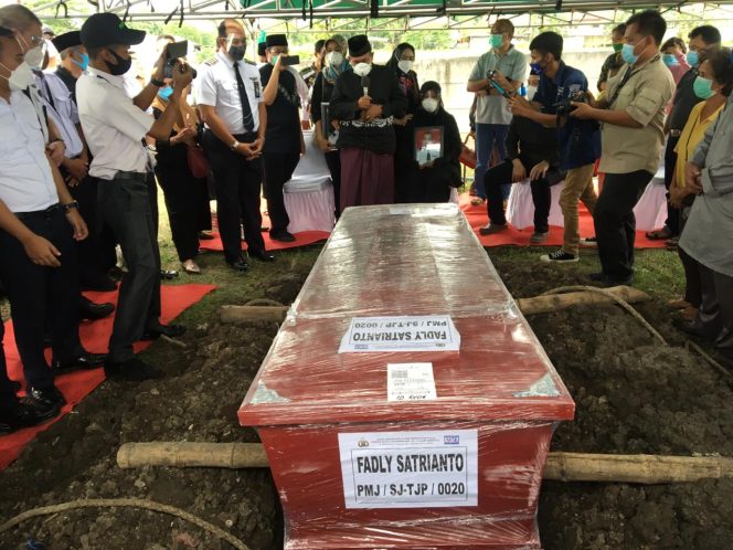 
Suasana Duka Selimuti Pemakaman Kopilot Fadly Satrianto di Pemakaman Keputih Surabaya