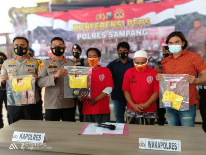 
Polres Sampang Sita Barang Bukti Tanda pengenal LSM KPK Dari Tangan Tersangka Pemerasan