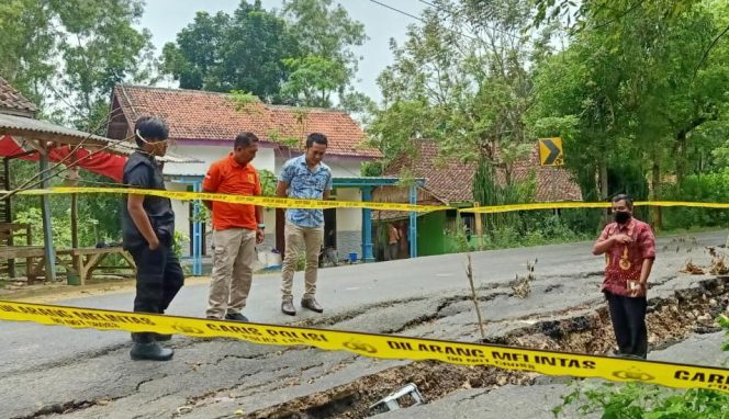 
Tinjau Lokasi Jalan Ambruk, Anggota DPRD Sampang Desak Pemkab Percepat Perbaikan