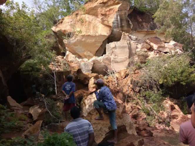 
Breaking News: Seorang Warga Tertimbun Reruntuhan Bukit Kapur Arosbaya